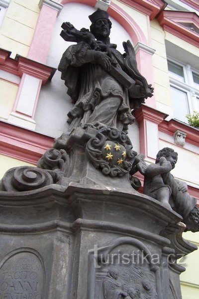 1. Statuen af ​​Johannes af Nepomuk, der dekorerer hus nr. 202 i Osek på Klášterní náměstí