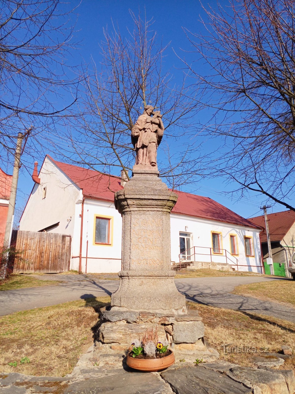 1. Statue von St. Jan Nepomucký aus dem Jahr 1776 ist aus rotem Sandstein gehauen