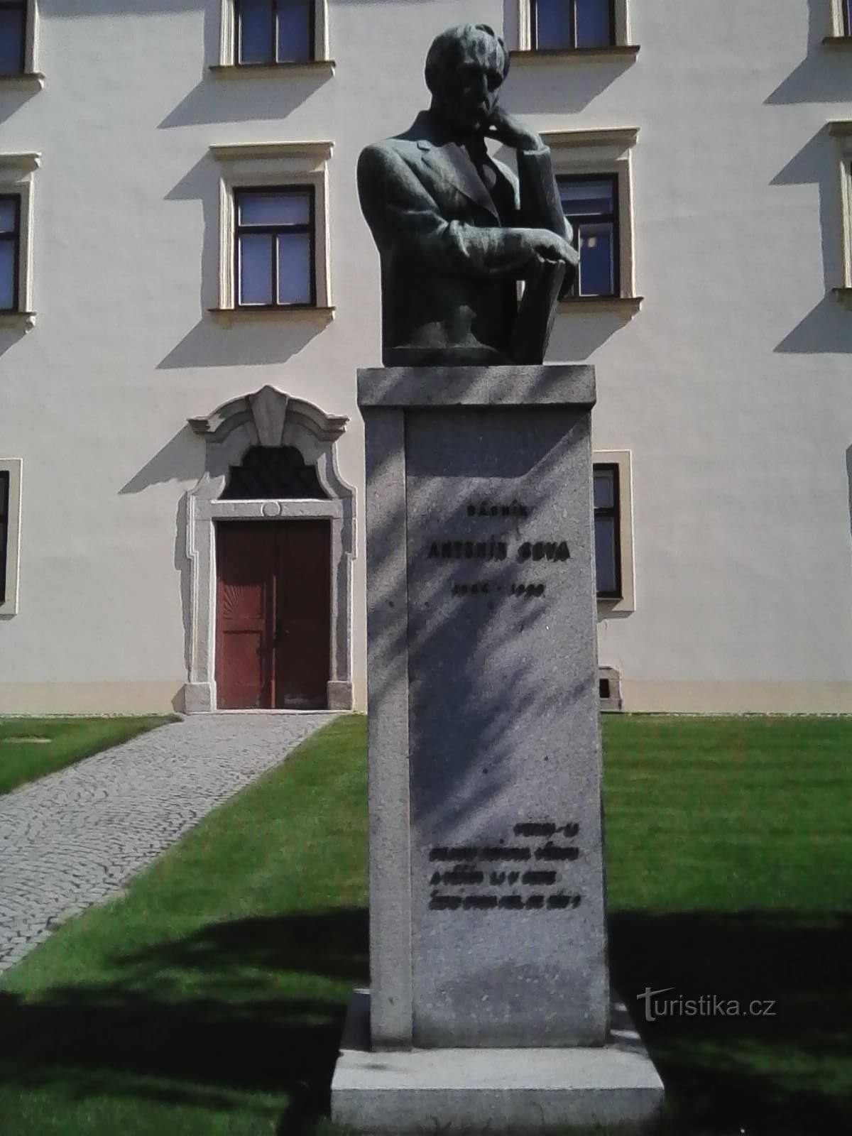 1. Statyn av en viktig tjeckisk poet och romanförfattare står vid slottet Pacov, där