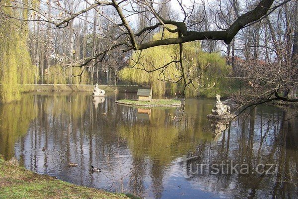 1. Estatuas de esfinges en el lago