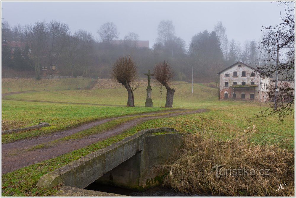 1-Šonov, eines der vielen Ortskreuze.