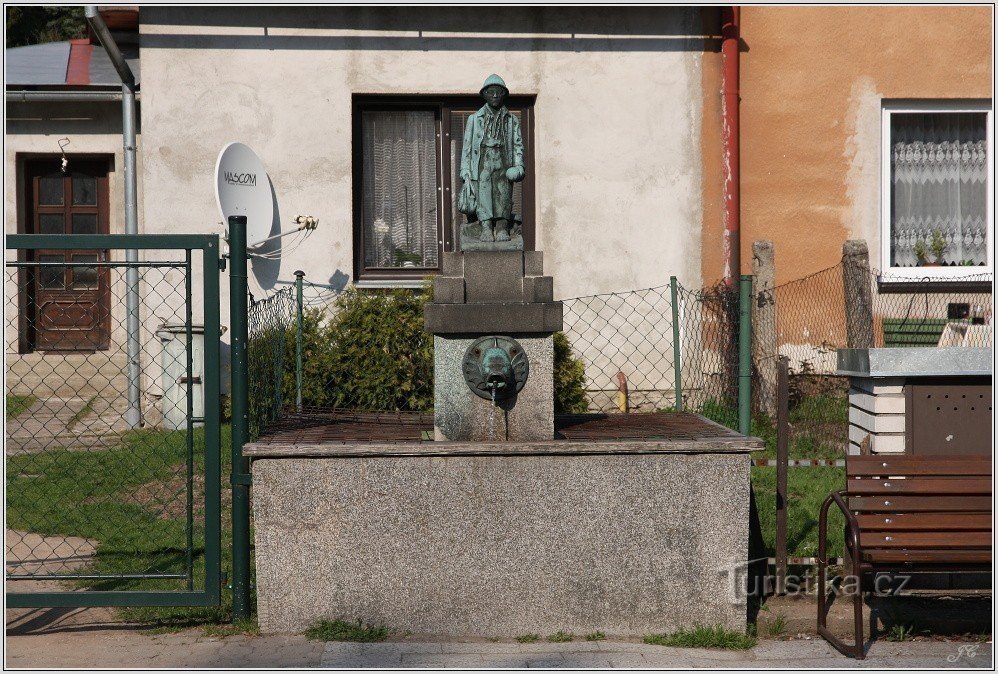 1-Svratka, ein Brunnen mit einer Statue eines Pilzsammlers