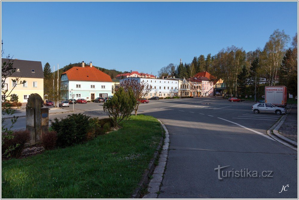 1-Teplice nad Metují, út a vasútállomástól