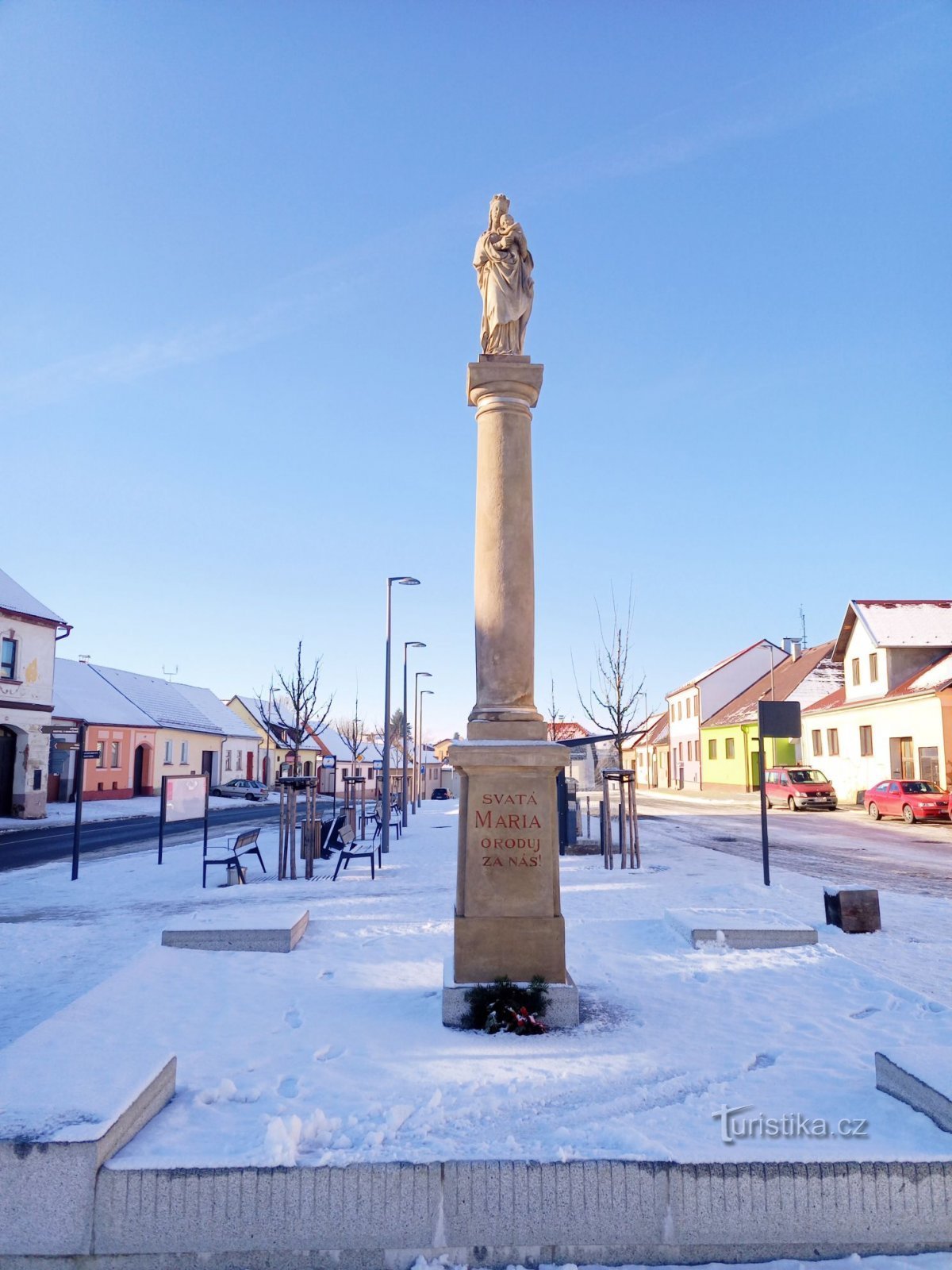 1. En toskansk kolonn i Černovice som reser sig från en prismatisk sockel bär en staty av Pa