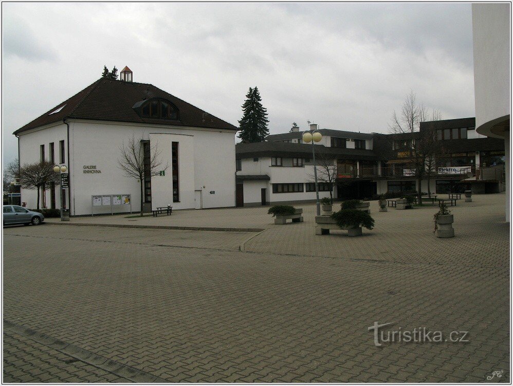 1-Třemošnice, plaza