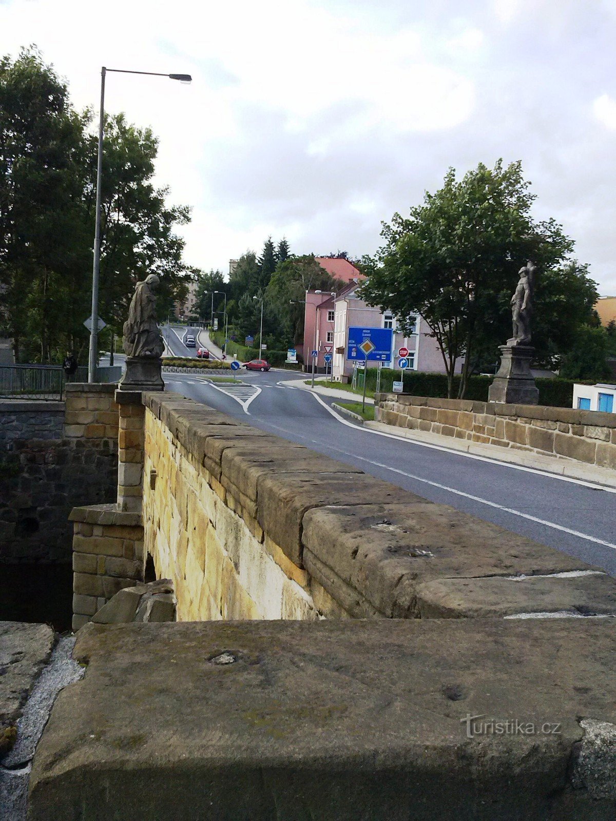 1. Trzyłukowy barokowy kamienny most na ulicy Pražská w Rumburku