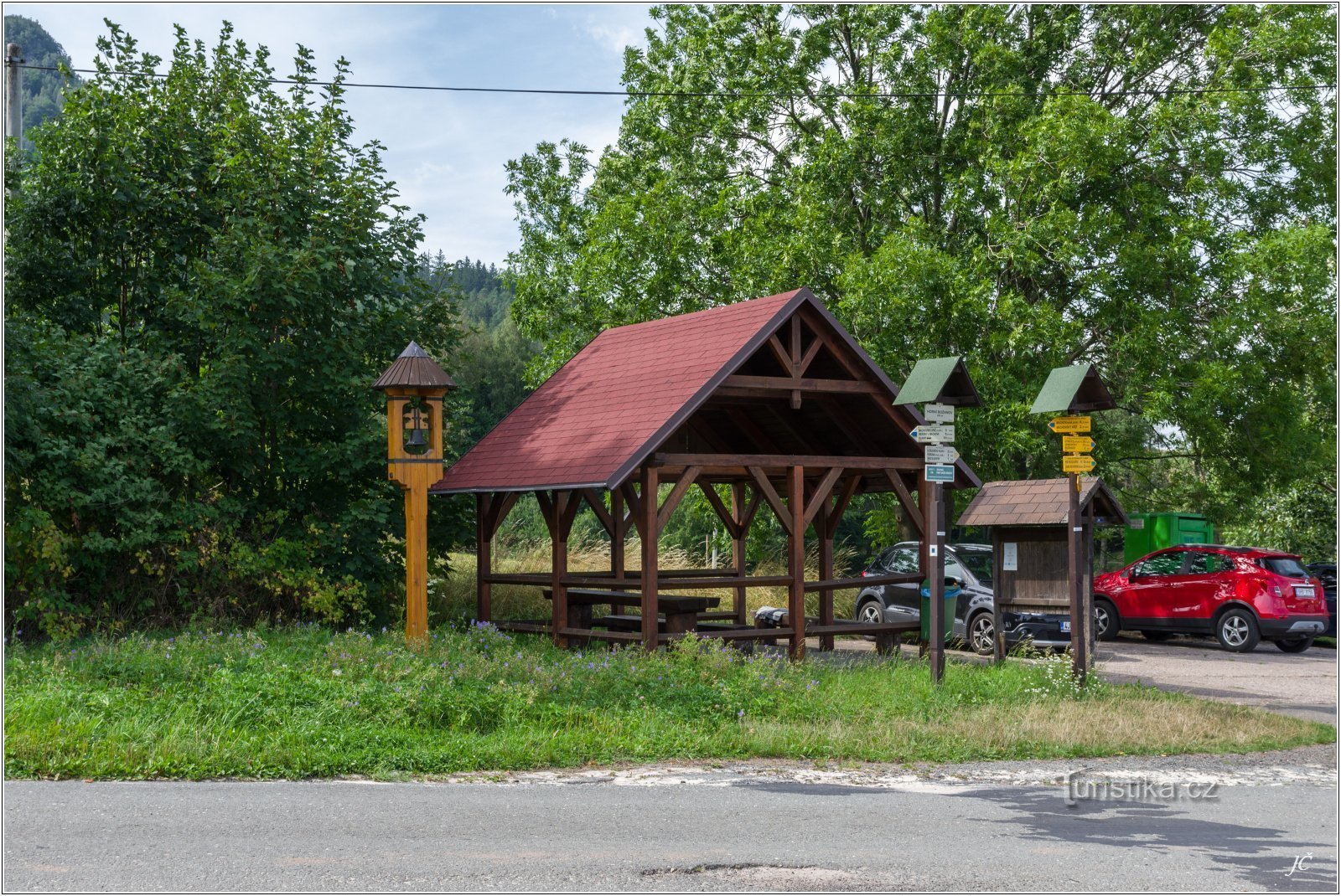 1-Een iets zomerse foto van het startpunt, parkeerplaats en kruispunt in Horní Božanov.