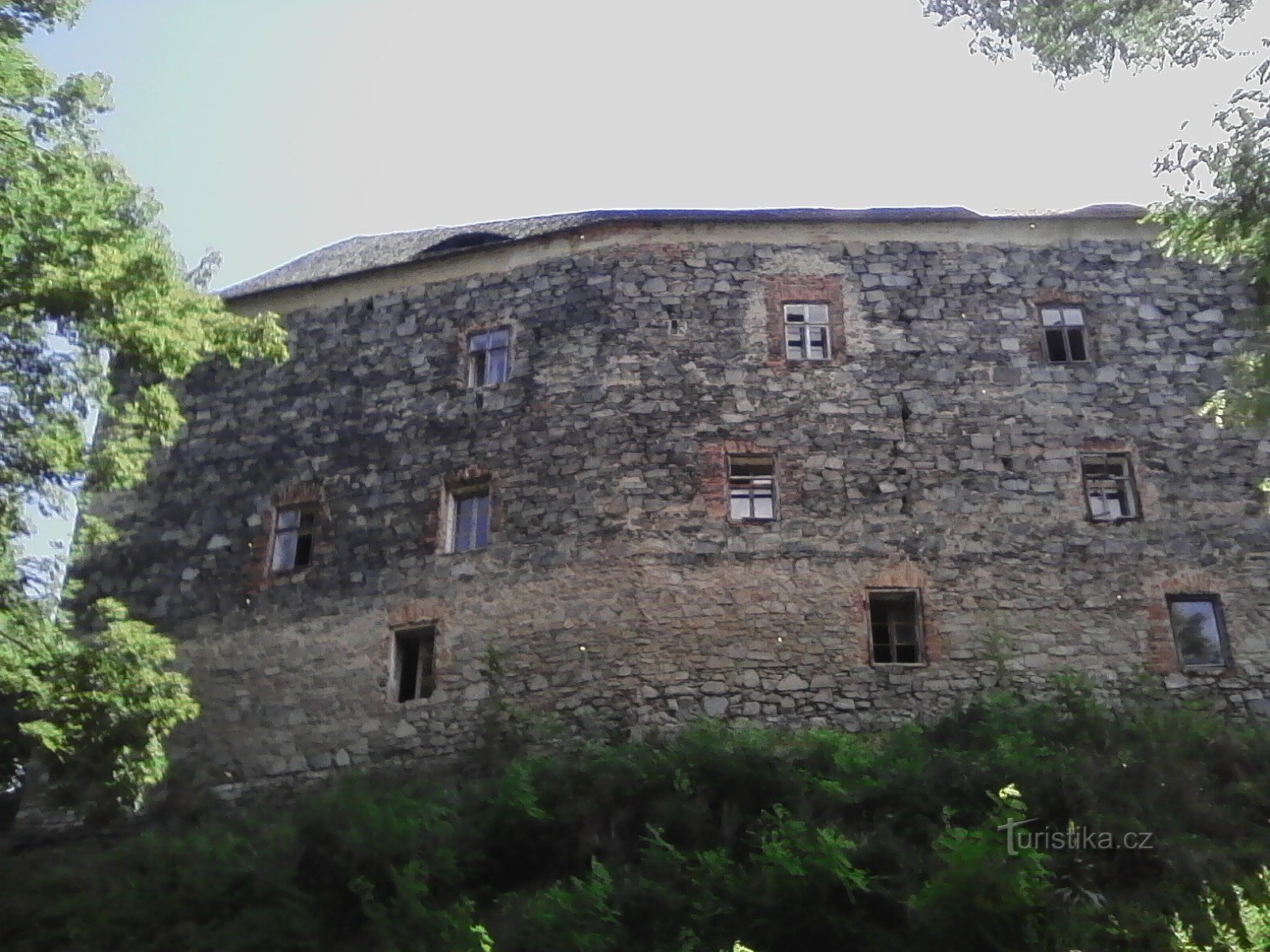 1. Pilvilinnoitus. Keskiaikainen linnoitus 14-luvulta. palatsin linnoituksia, se seisoo kukkulalla