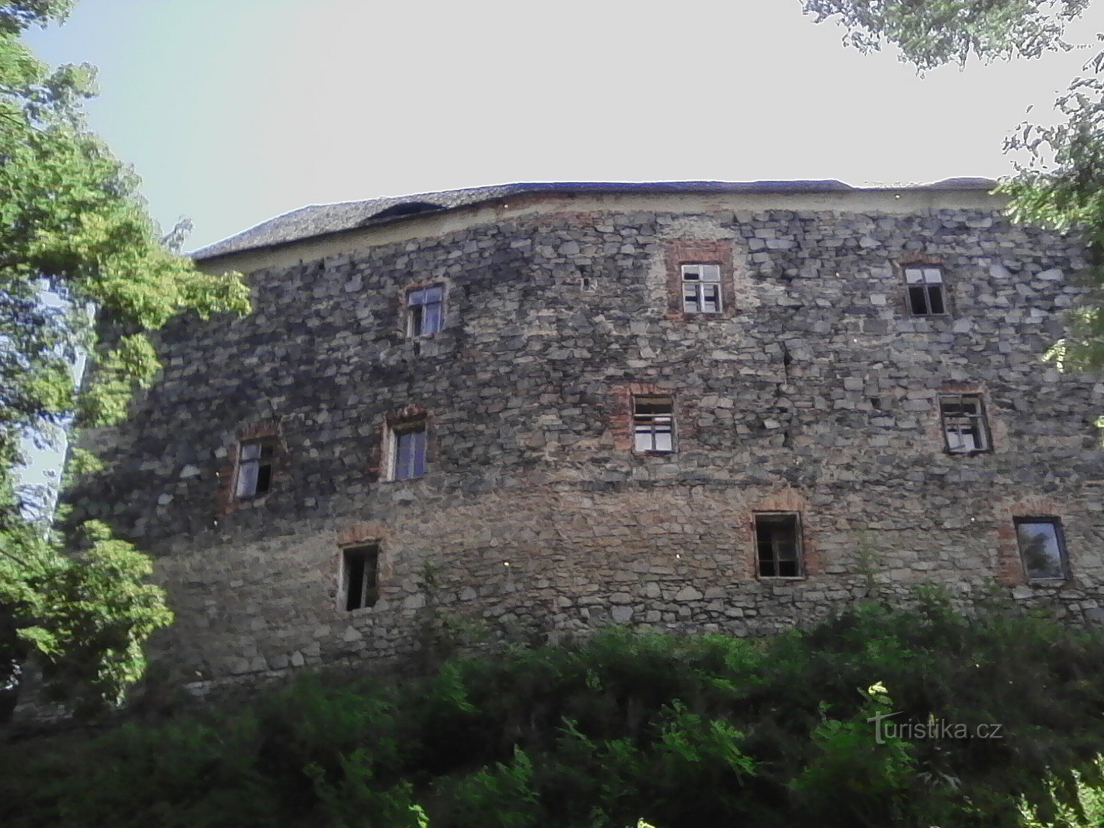 1. Cetatea Cloud. Cetate medievală din secolul al XIV-lea. cu fortificații de palat, stă pe un deal