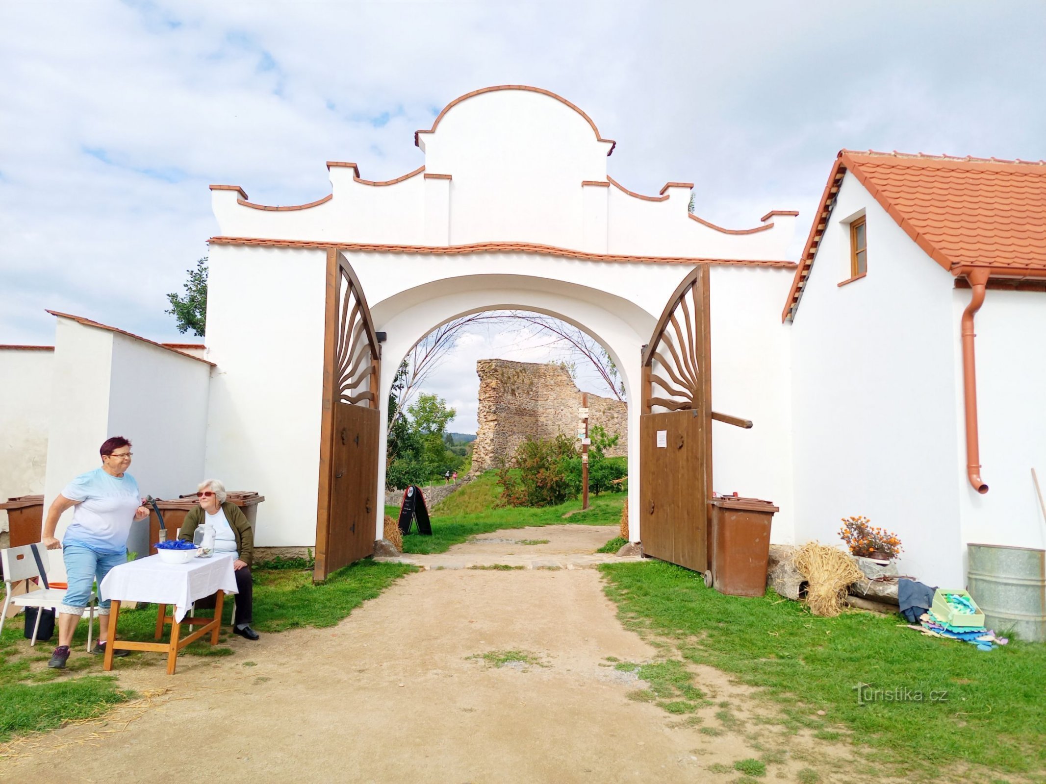 1. Entrée du domaine avec vue sur le château