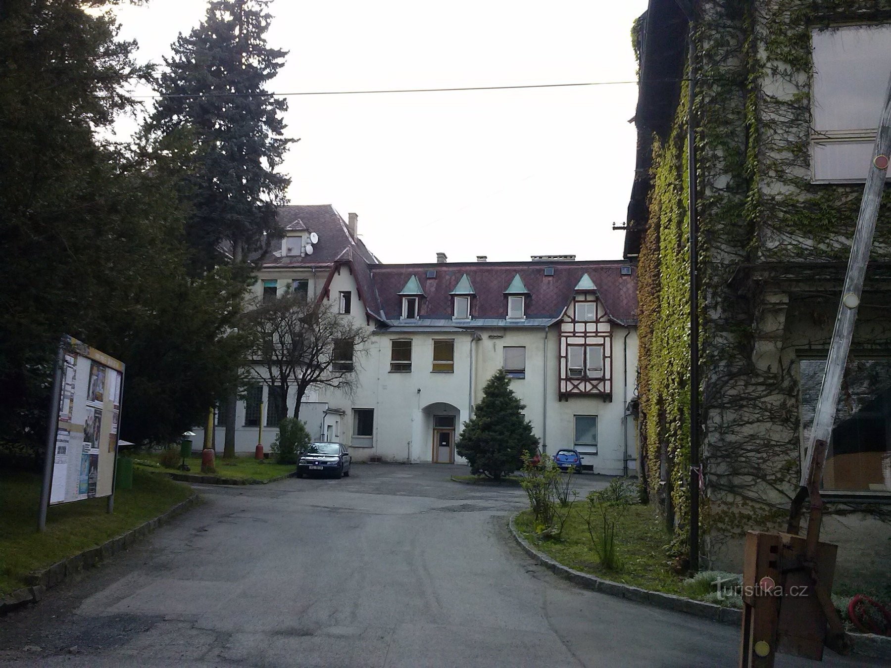 1. Indgangsområdet til det tidligere sanatorium, nu et hospital