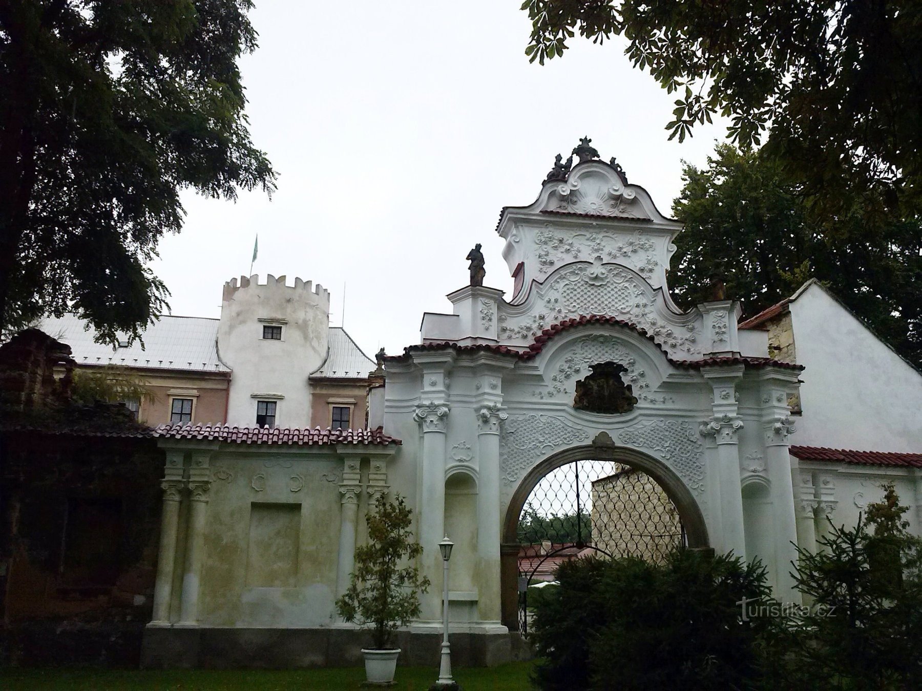 1. Puerta de entrada rococó del castillo.