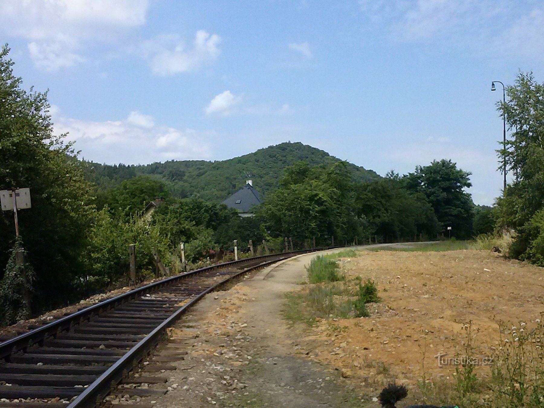 1. Wychodzimy na stację i jedziemy pociągiem do Pikovic - w tle wzgórze Medník