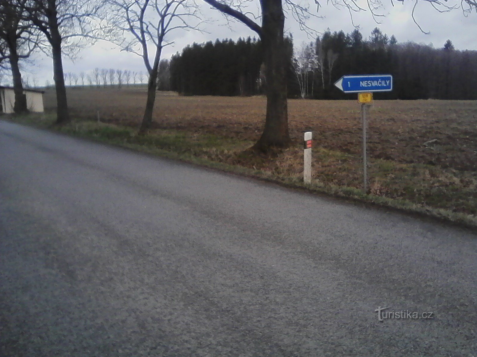 1. vi starter ved busstoppestedet nær bebyggelsen Nesvačyly.