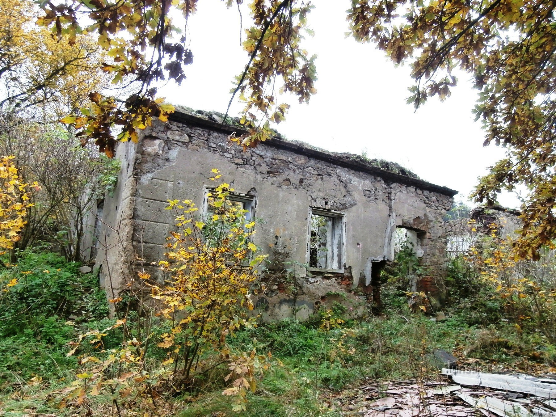 1.Zbytky poplužního dvora - později tvrze