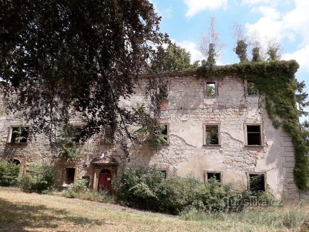 1. Las ruinas del castillo de Velký Valtínov