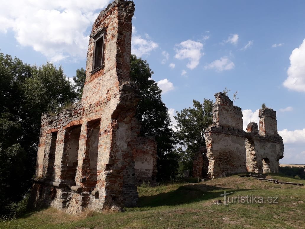 1. Le rovine del castello di Zásadka