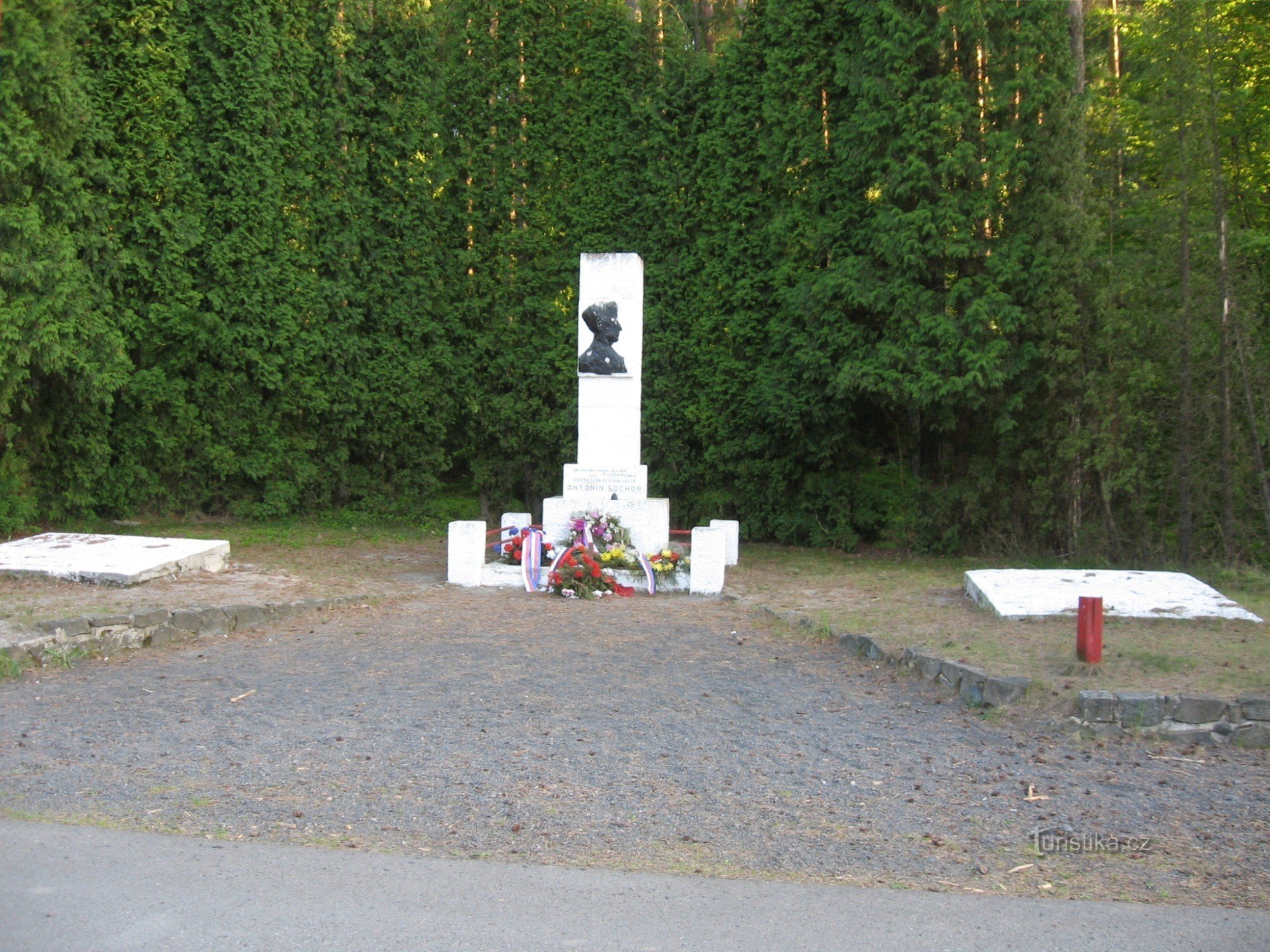 12 - MONUMENT VAN SOCHOR - HAMER OP HET MEER