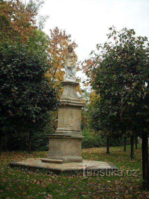 2. Bức tượng Baroque của Thánh Anne trong công viên trước Nhà thờ Ba Vua và Nhà nguyện Thánh Anne
