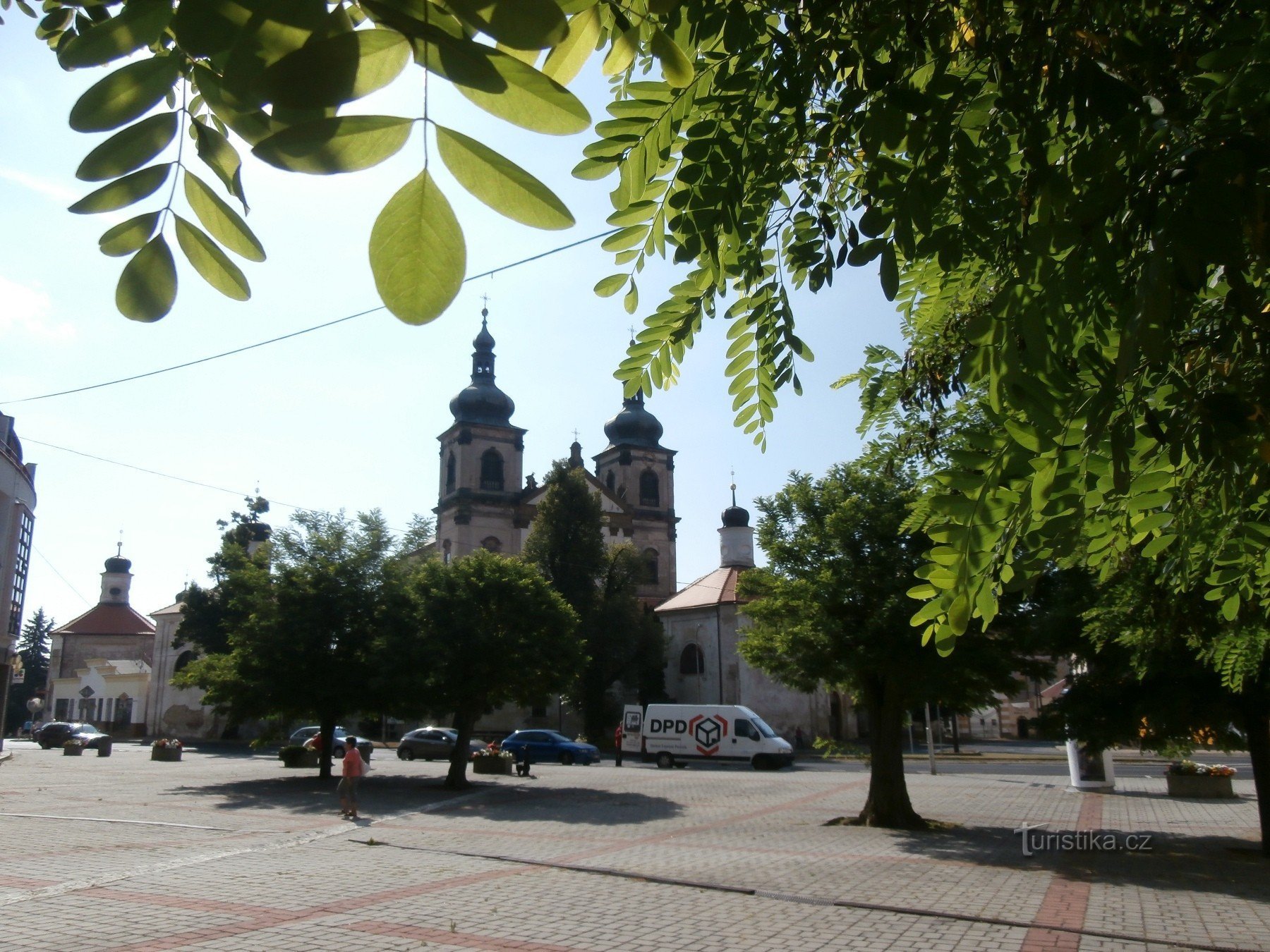 2. Basilika från under grönskan