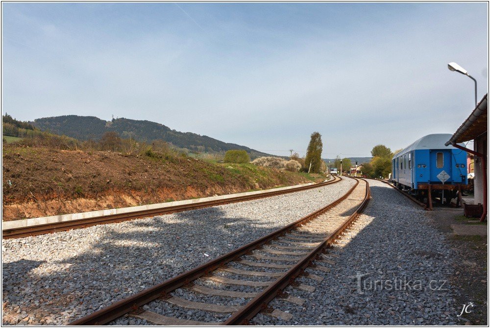 2-BíláTřemešná、鉄道駅。 バック グラウンドで Zvičina。