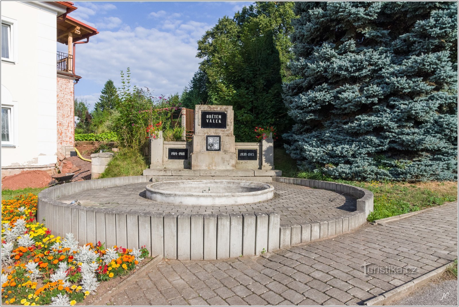 2-Božanov, monument i landsbyen