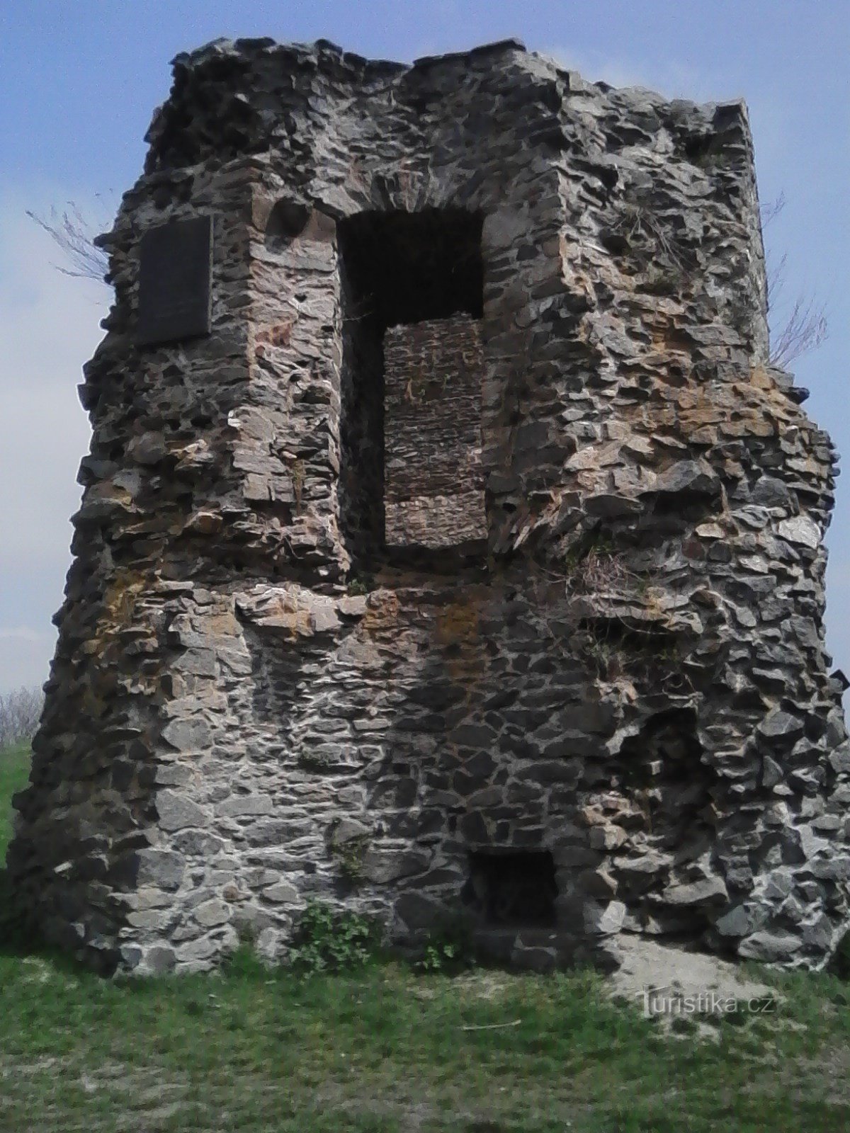 2. Parte delle mura del castello di Borotína, sopra c'è una targa che commemora la visita di KH Mácha.