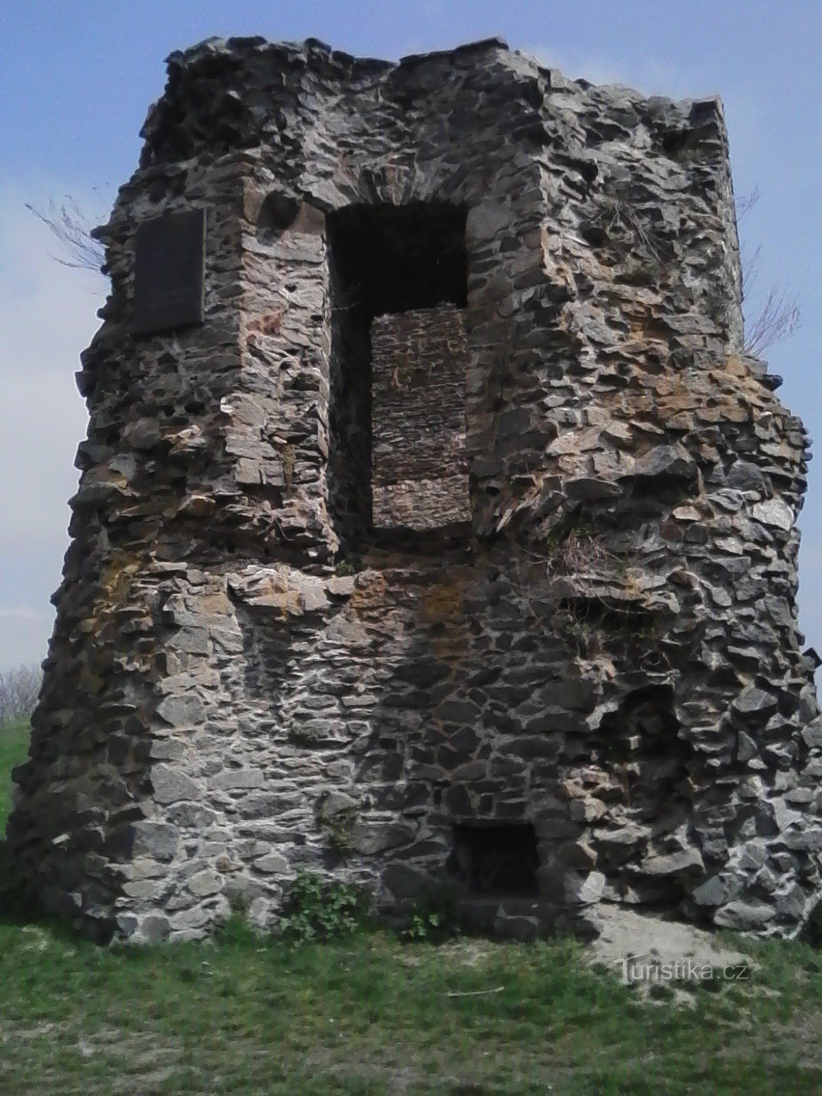 2. Parte de los muros del Castillo Borotína, arriba una placa conmemorativa de la visita de KH Mácha.