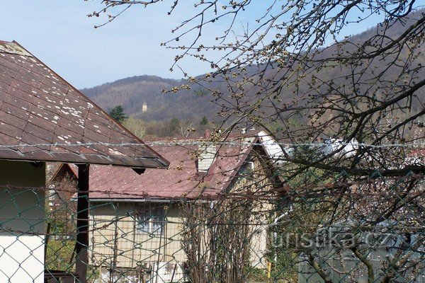 2. La tour du château de Rýzmburk est visible le long du chemin