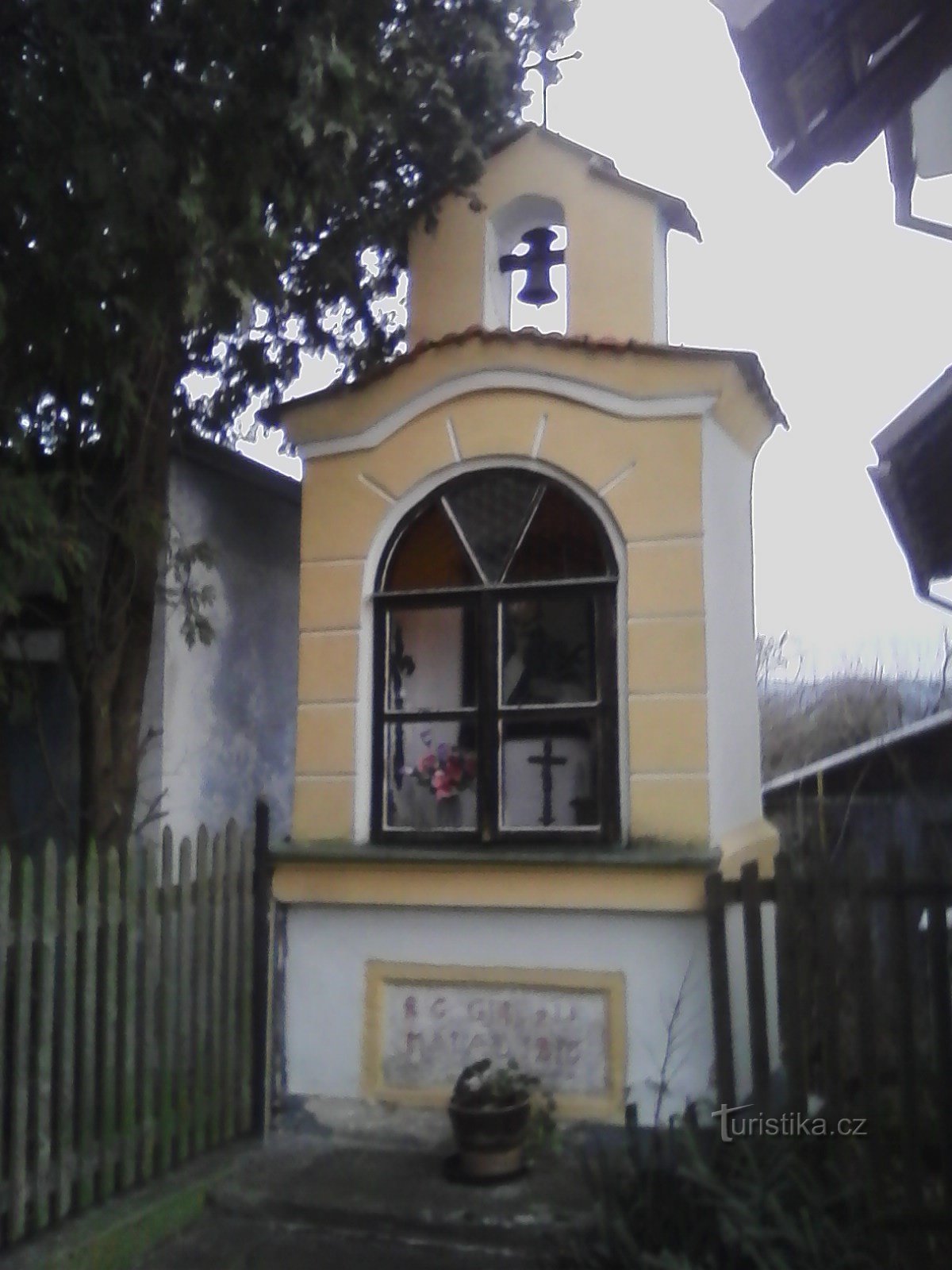 2. Kleine Nischenkapelle in Lidkovice mit Glockenturm und zweiarmigem Kreuz in v