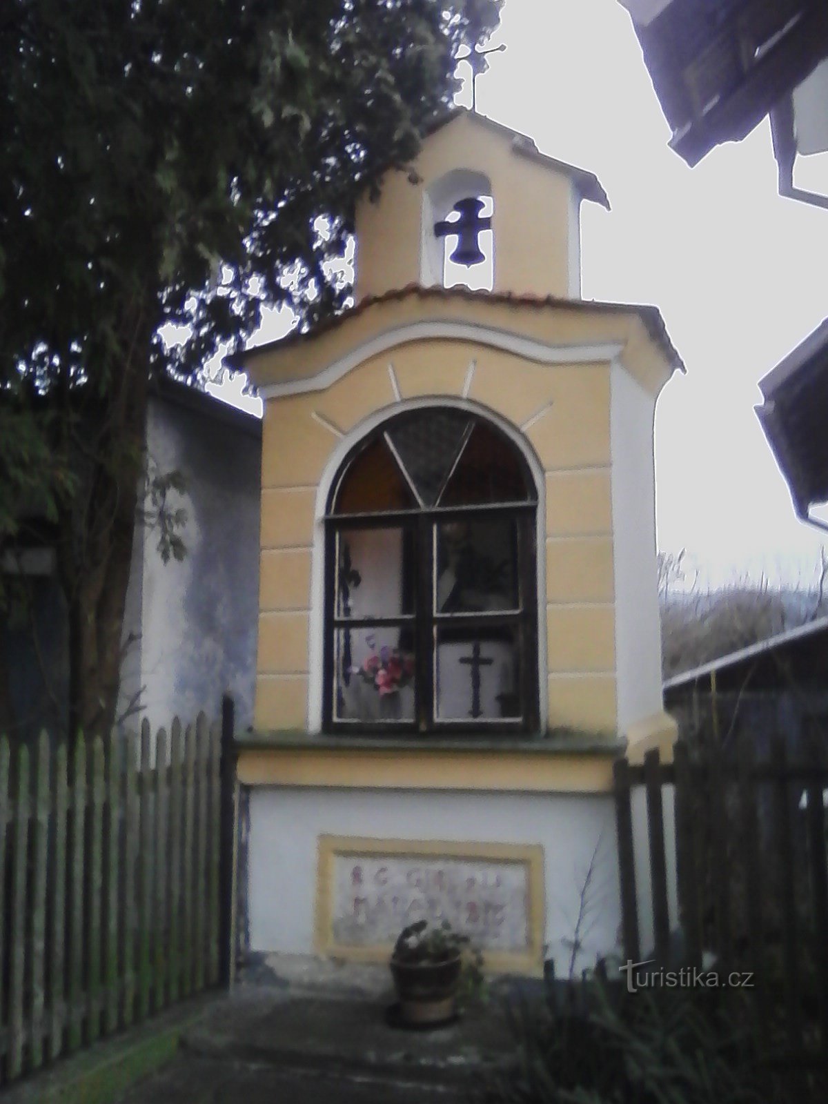 2. Une petite chapelle de niche à Lidkovice avec un beffroi et une croix à deux bras en v