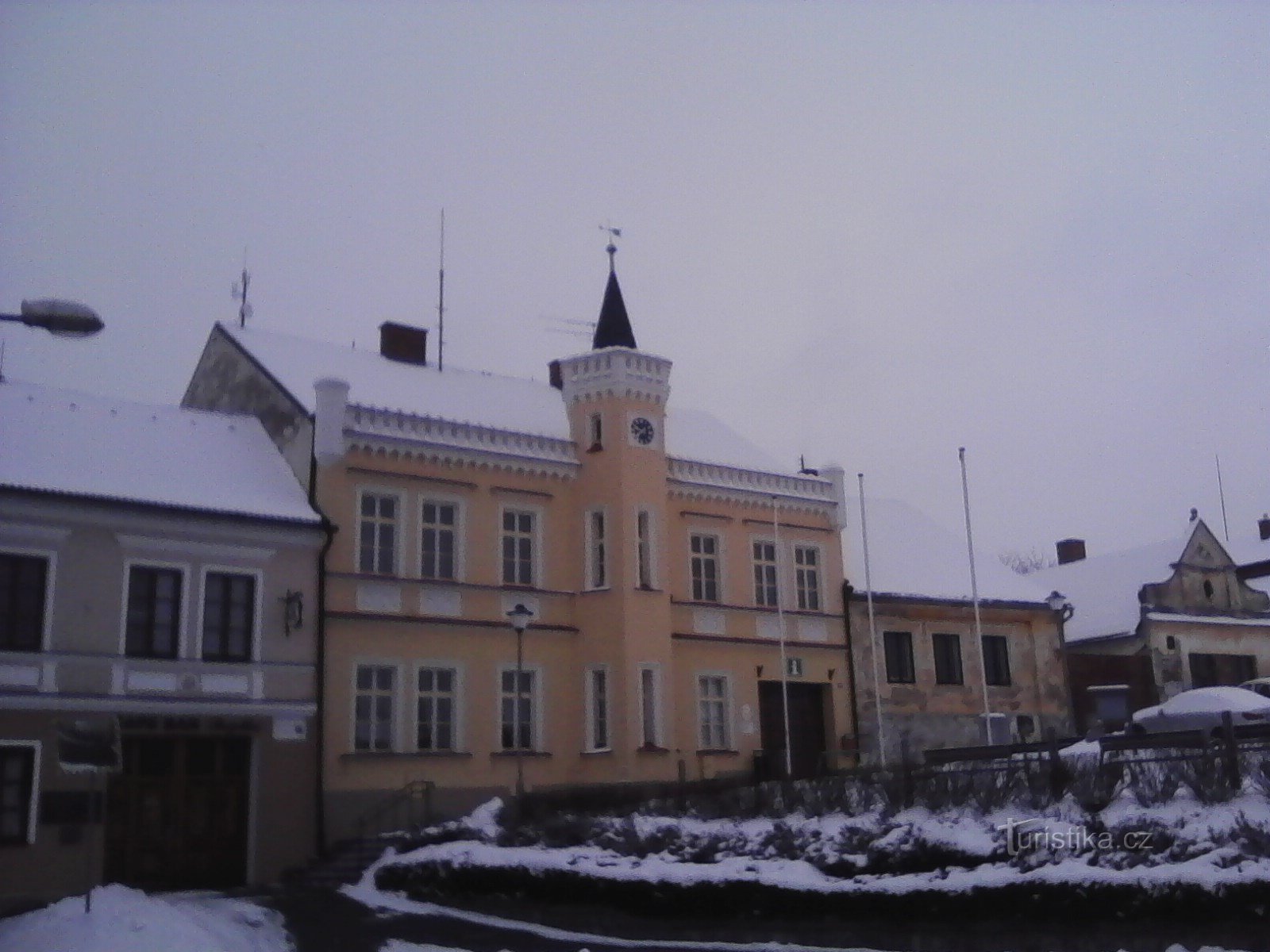 2. Das historische Gebäude des neuen Rathauses von Prčice stammt aus dem Jahr 1884.