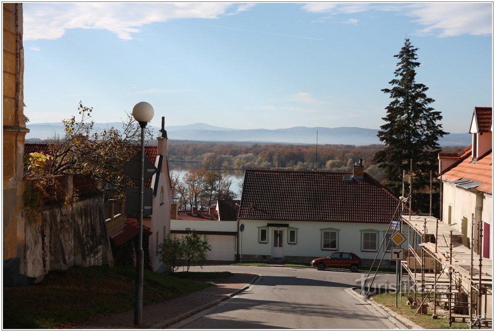 2-Hluboká nad Vltava，墓地下方