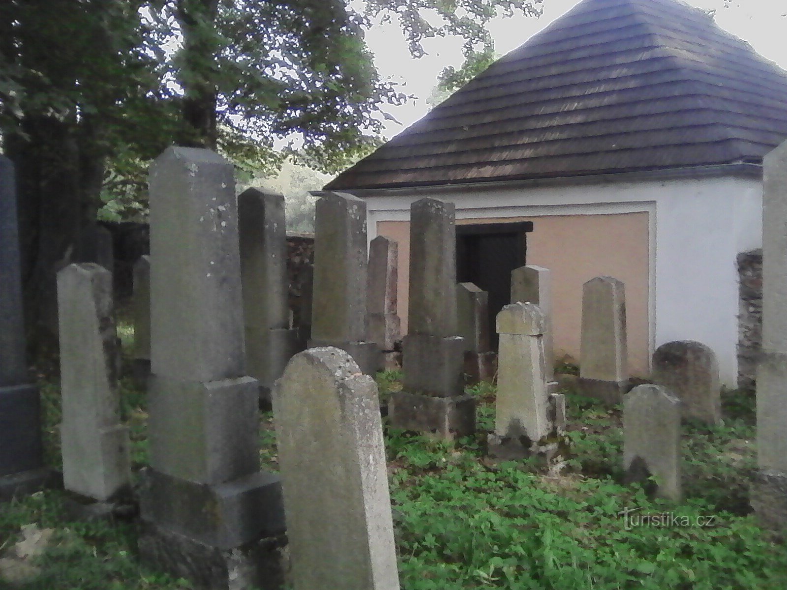 2. Cimitirul din Černovice fondat în secolul al XVII-lea, cele mai vechi pietre funerare de la sfârșitul secolului al XVII-lea