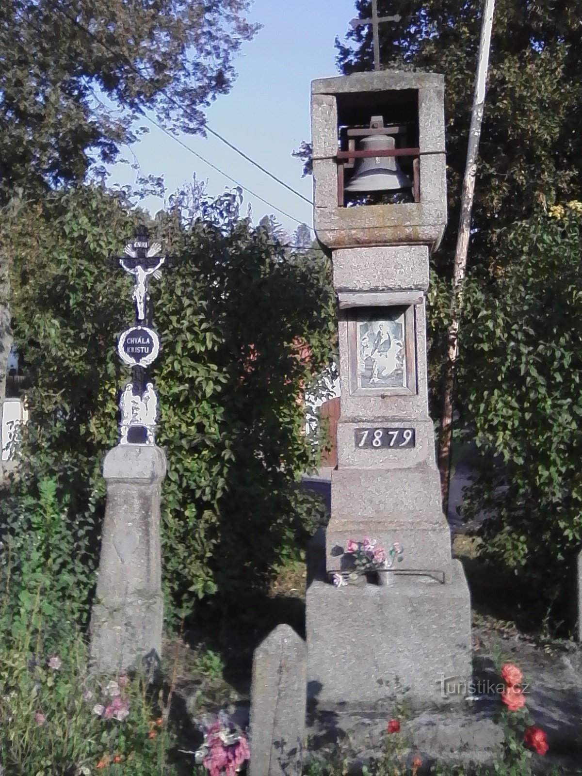 2. Uit steen gehouwen belfort met een kruis uit 1879 in Vilasová Lhota