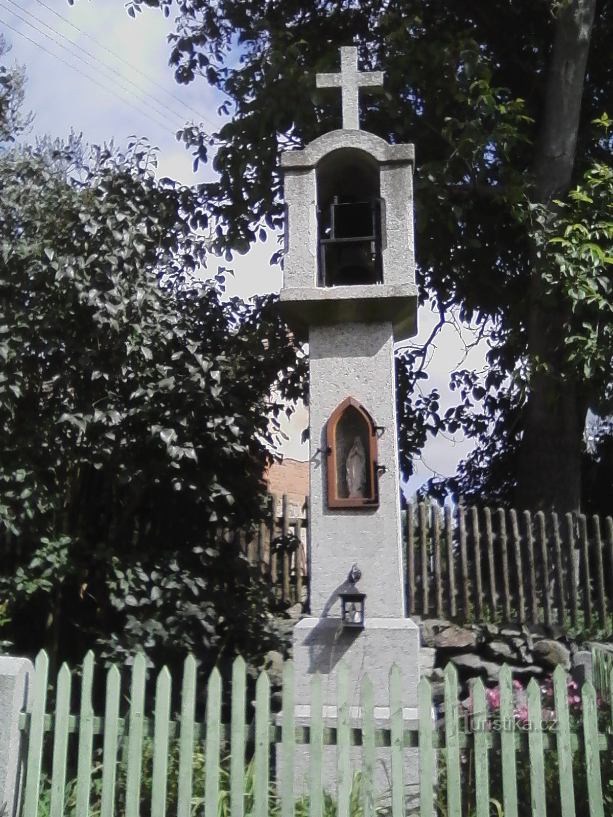 2. Kamniti zvonik v Veletínu.