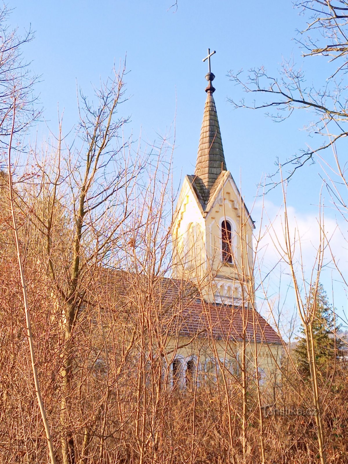 2. Jetřichovice 附近的悲伤圣母教堂很快就会消失在灌木丛中