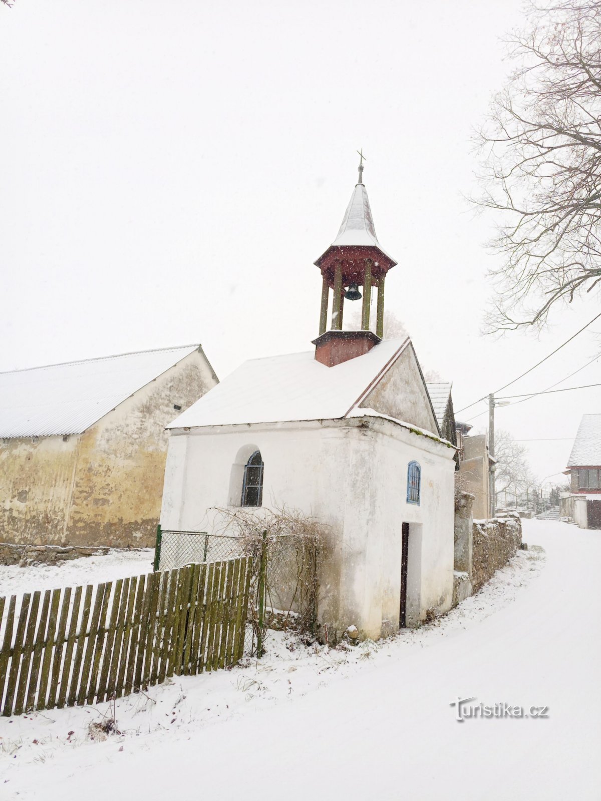 2. Kapel met zeshoekig houten belfort in Cunkov