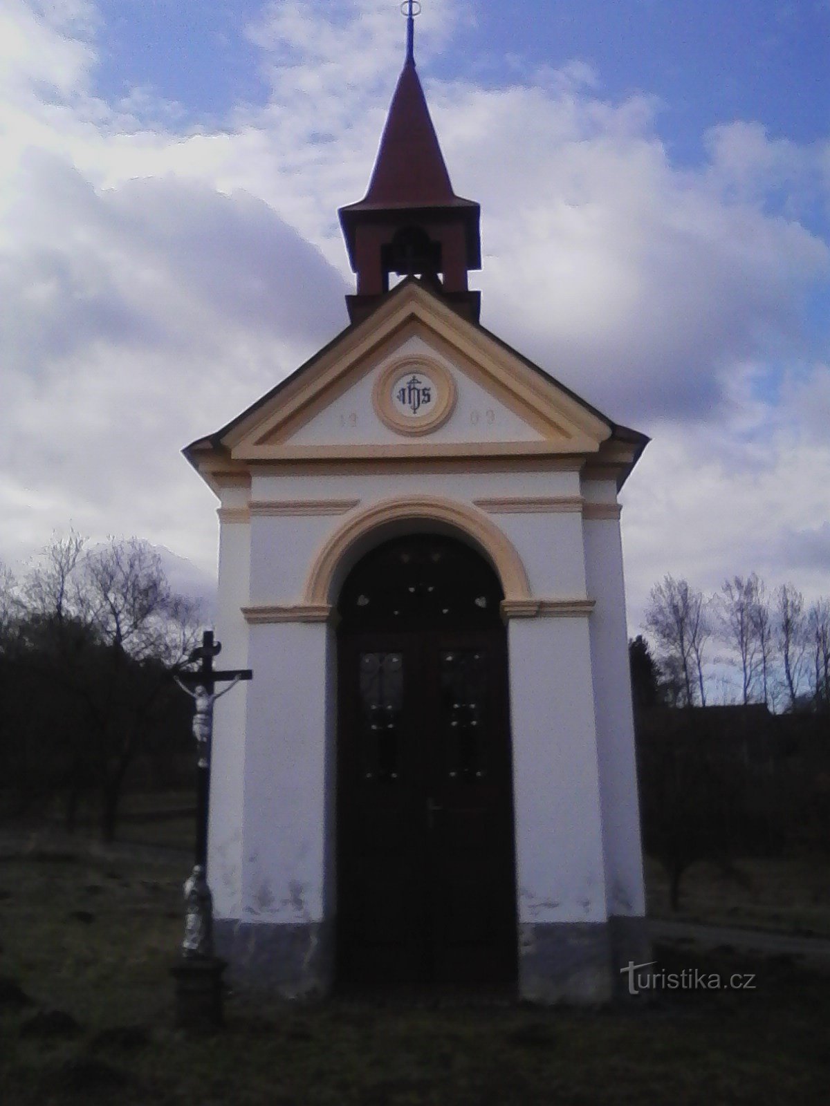 2. Nesvačile 带有铸铁十字架的教堂。