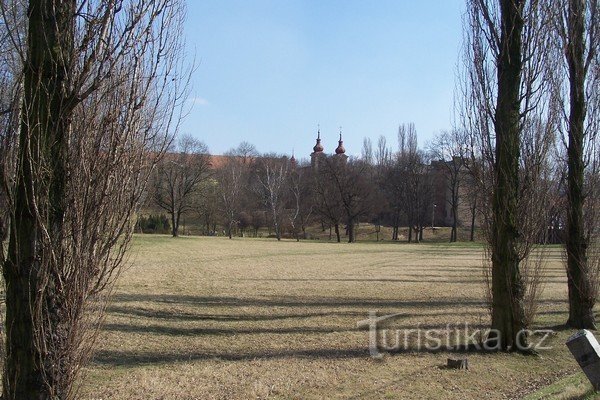 2. Chiesa di San Giacomo il Vecchio a Světec e parte del castello