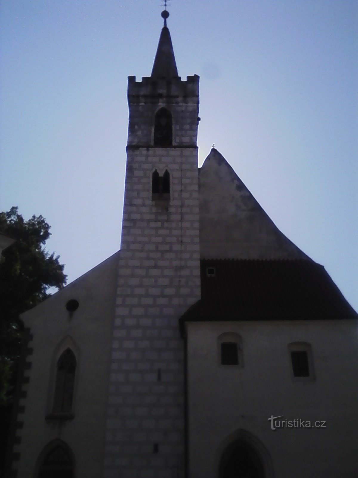 2. La chiesa di San Martino a Sedlčany è costruita in stile primo gotico. Uszu