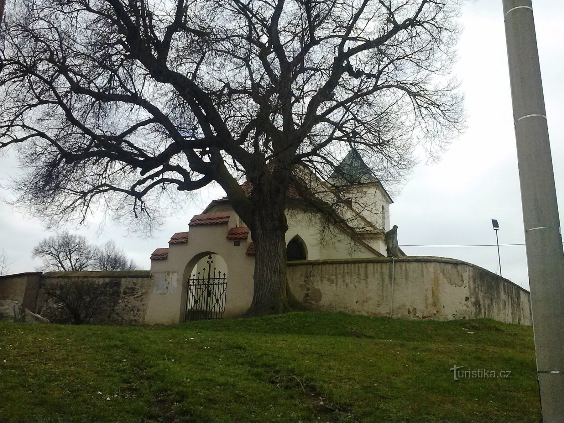 2. Kyrka i Brozánky med en kyrkogård