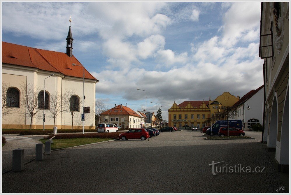 2-Lázně Bohdaneč, tér