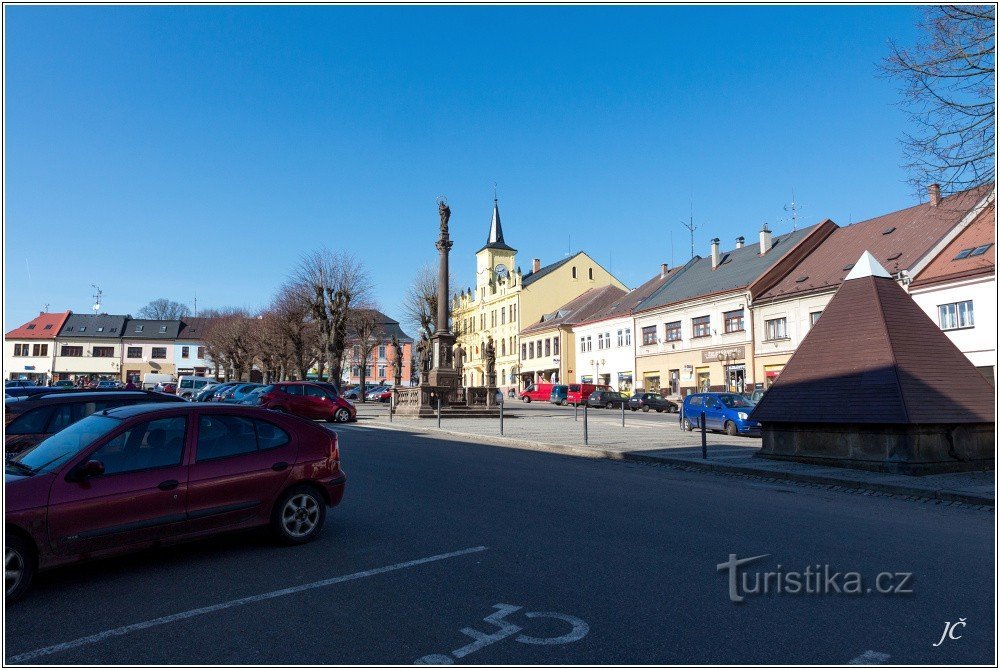 2-Lomnice nad Popelkou、Husovo náměstí