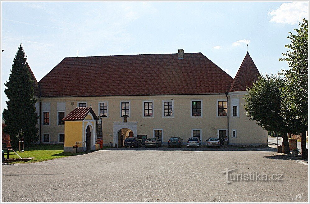 2-Louňovice pod Blaníkem, kasteel