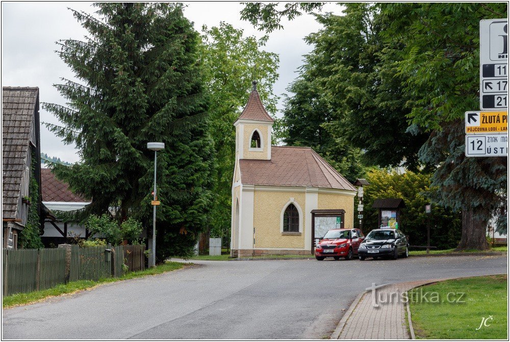 2-Mála Skála, Près de la chapelle