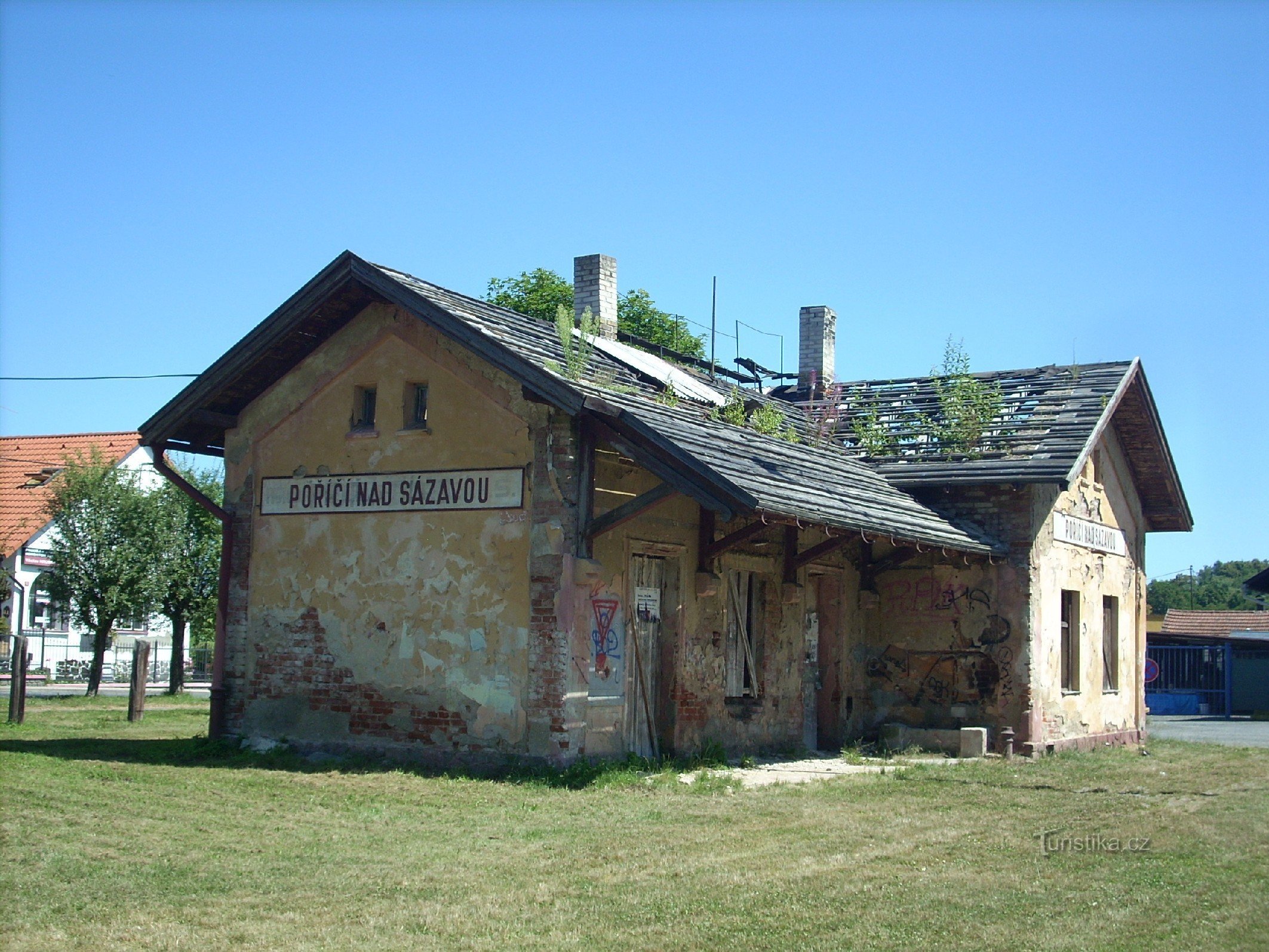 2. Jernbanestationen i Poříčí nad Sázavou - billedet viser, hvordan den lille banegård gradvist forsvinder
