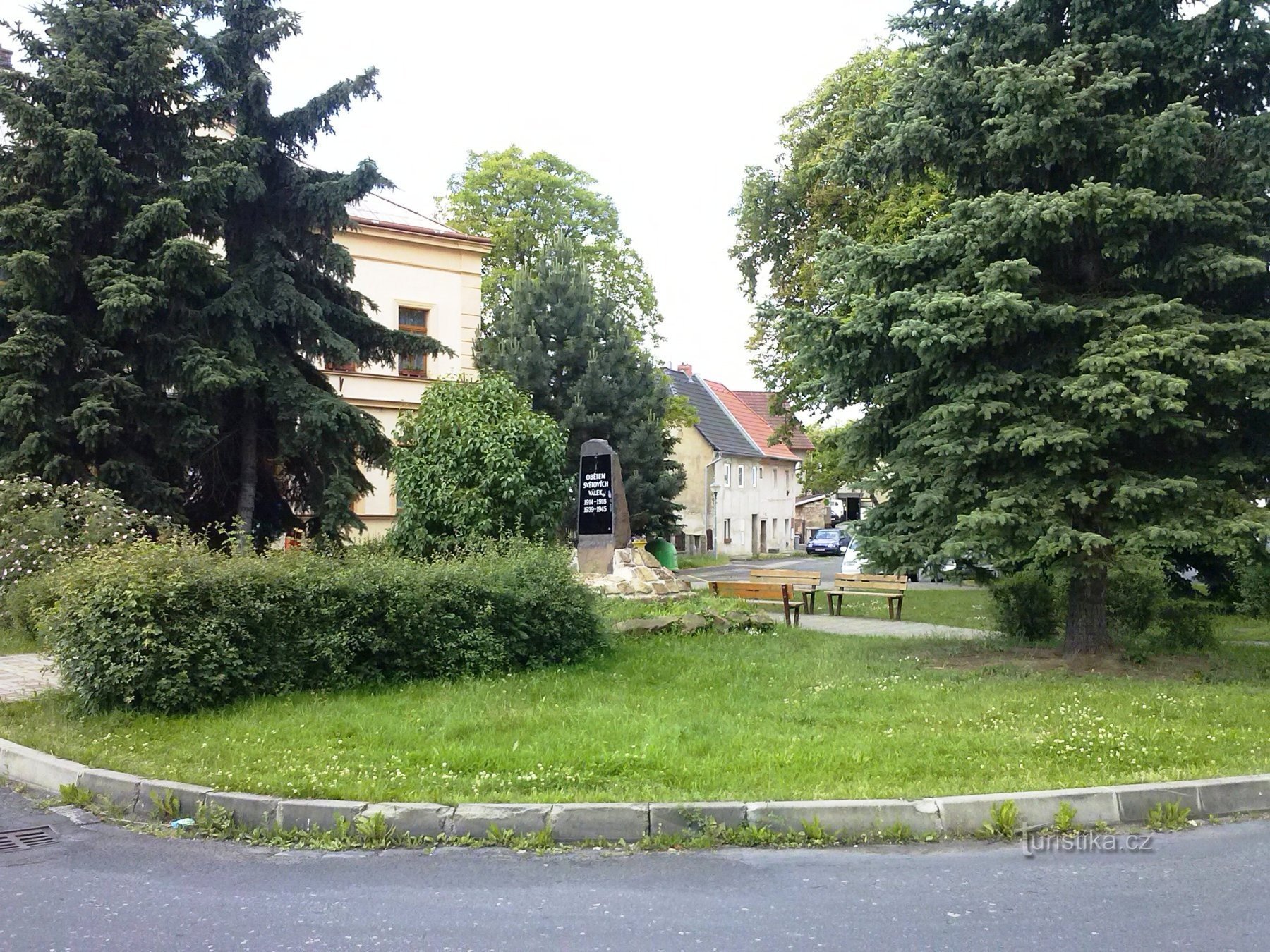 2. Un semirremolque en Újezdeček con un monumento