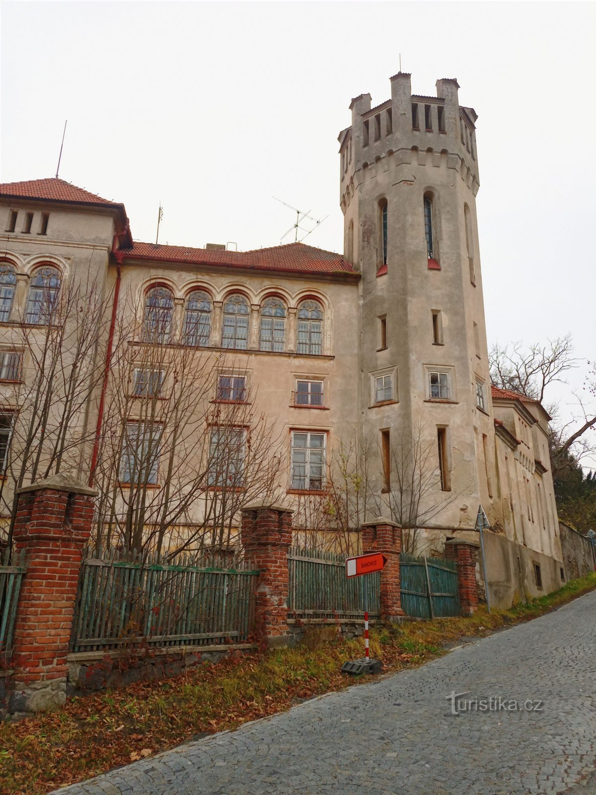 2. Zapuščen grad v Jetřichovicah. Rekonstrukcija v angleškem in gotskem slogu z osmimi