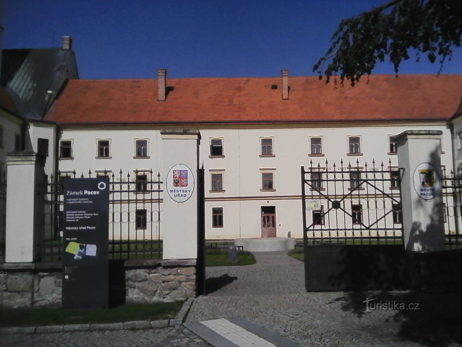 2. Pacovský-slottet huser også Antonín Sova-museet fra 30'erne.